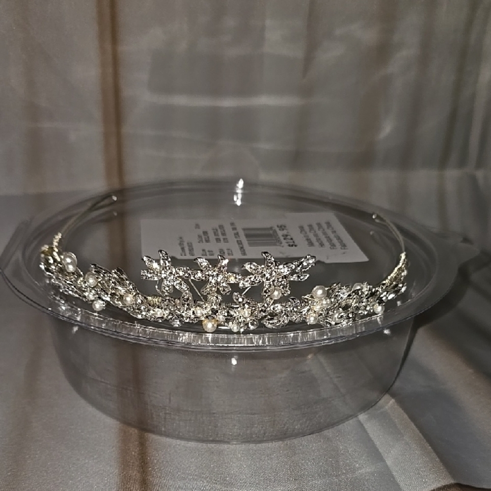 Elegant Silver Tiara with Pearls